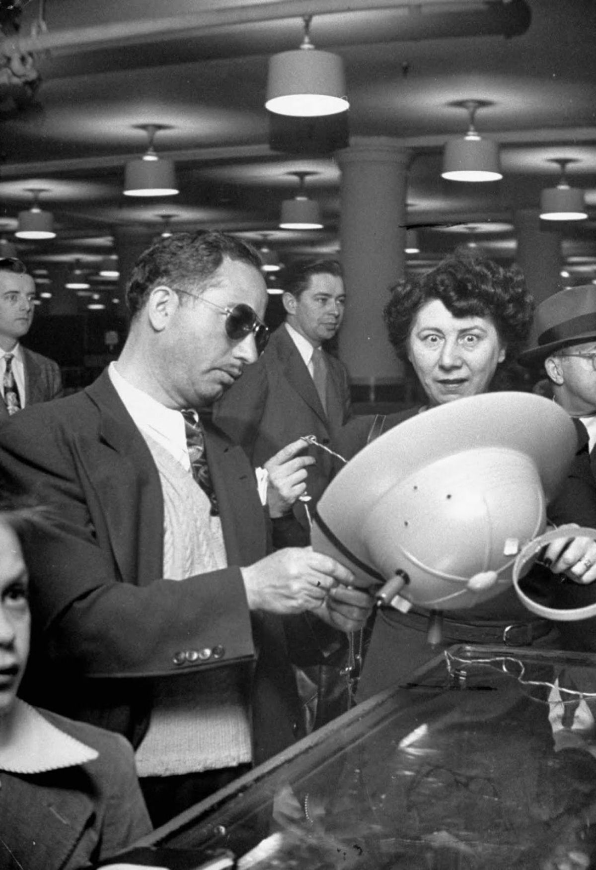 A história do futurista chapéu com rádio de 1949 10