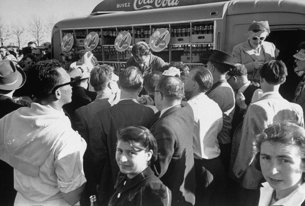 O dia em que a Coca-Cola desembarcou na França, em 1950 06