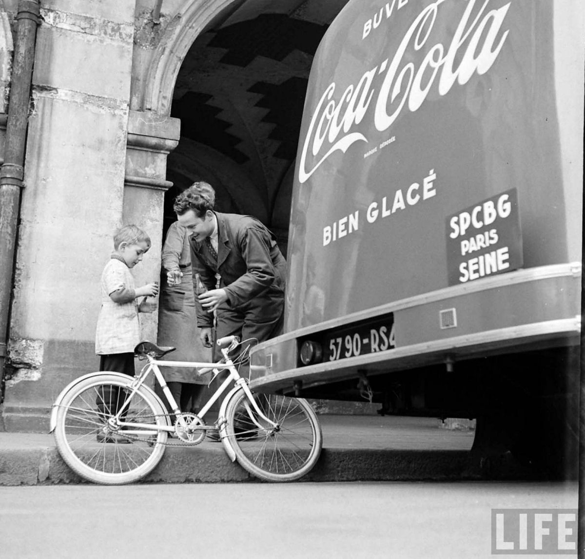 O dia em que a Coca-Cola desembarcou na França, em 1950 18
