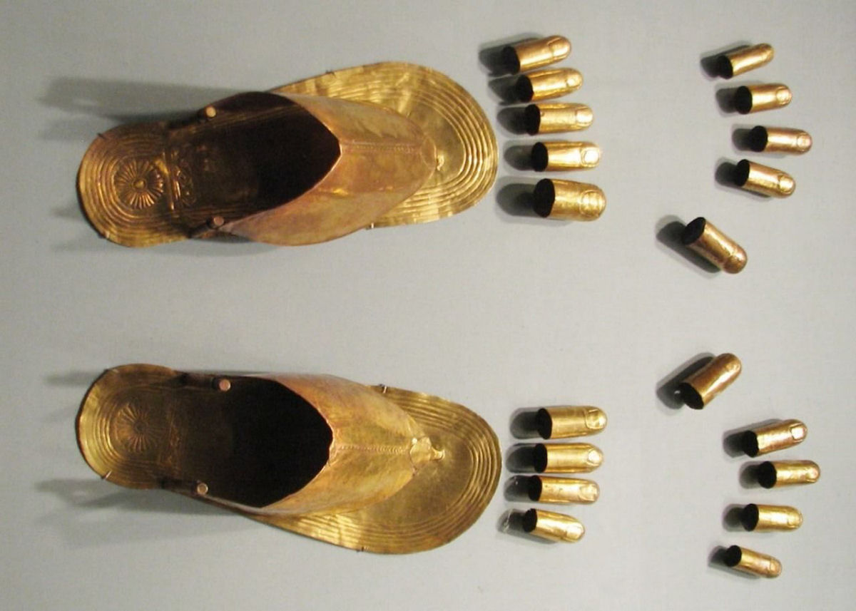 Antigos egípcios eram frequentemente enterrados com sandálias douradas e dedaleiras