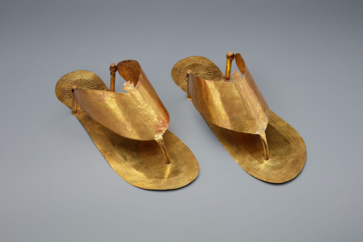 Antigos egípcios eram frequentemente enterrados com sandálias douradas e dedaleiras