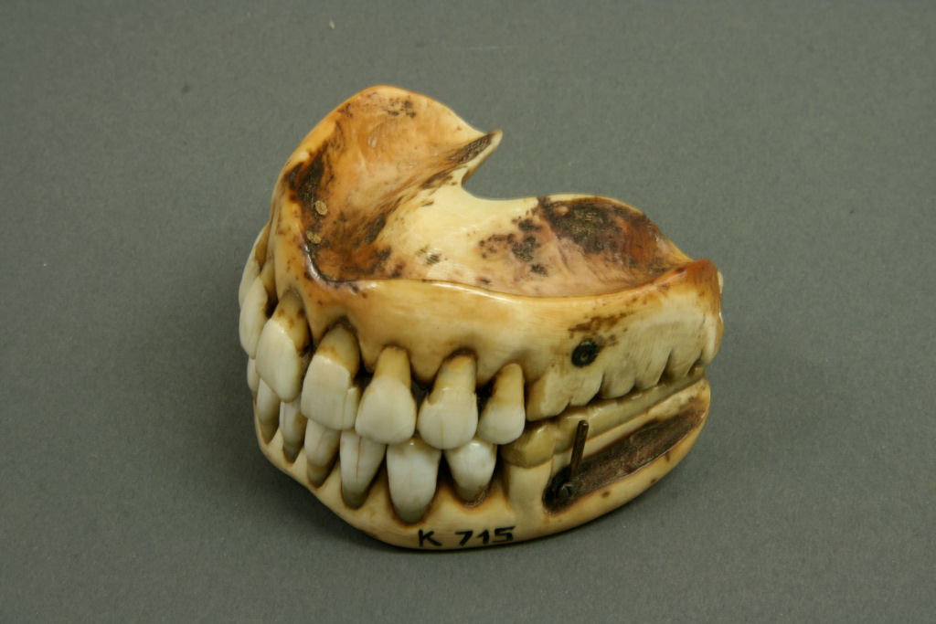 Muitas das dentaduras dos séculos 18 e 19 foram feitas com os dentes dos soldados mortos em Waterloo 12