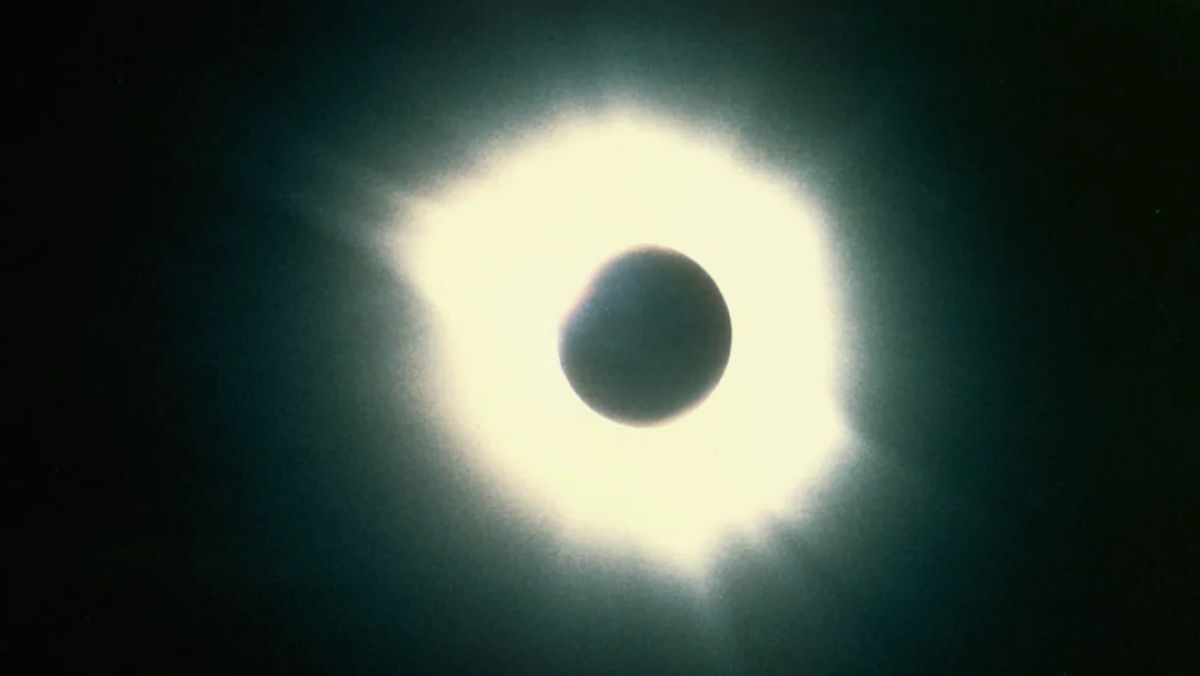 Assista a um vdeo de 124 anos de um eclipse solar