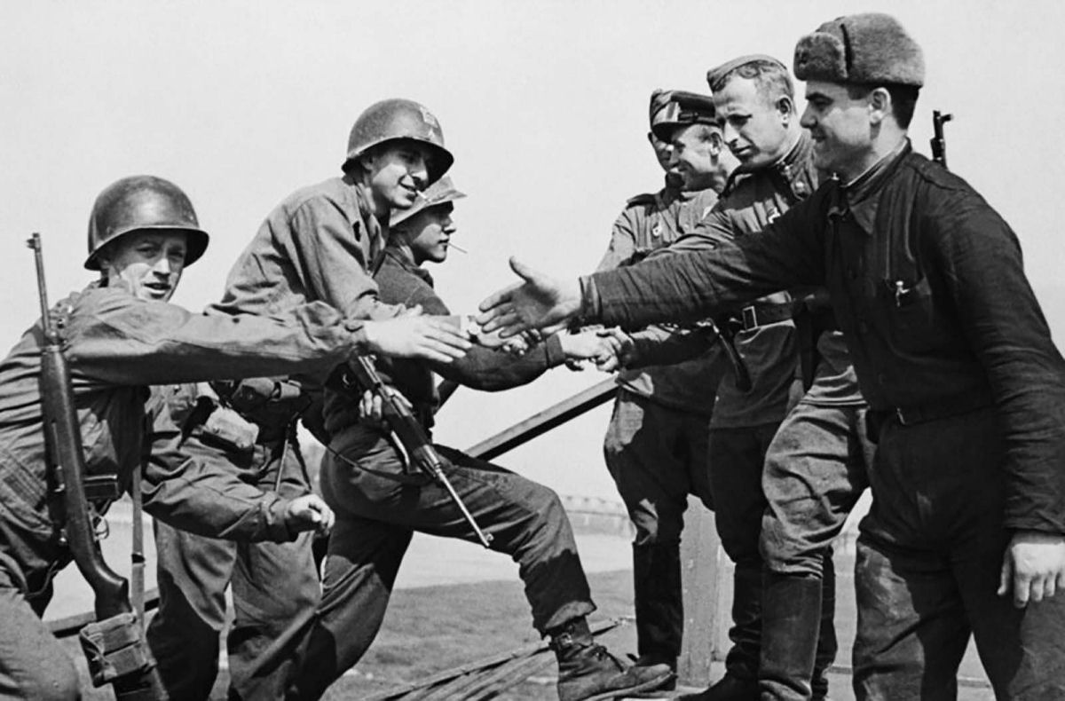 Fotos do encontro histórico no rio Elba entre tropas americanas e soviéticas, em 1945 01