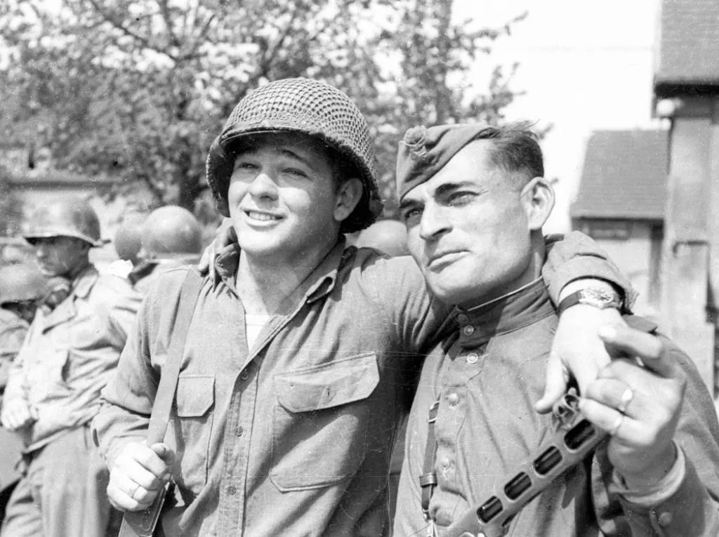 Fotos do encontro histórico no rio Elba entre tropas americanas e soviéticas, em 1945 04