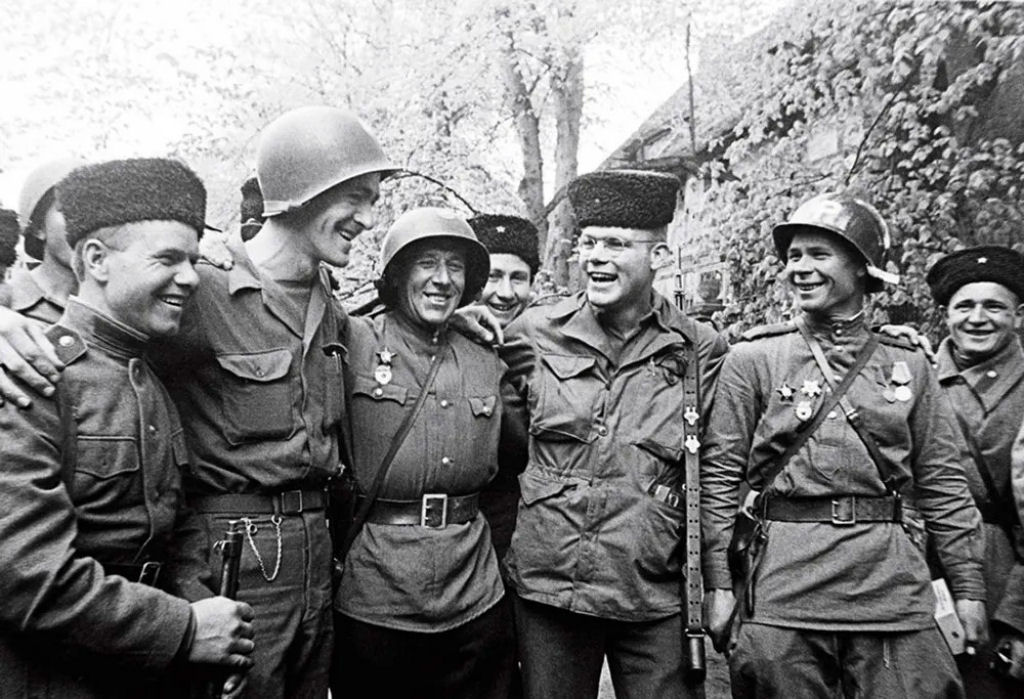 Fotos do encontro histórico no rio Elba entre tropas americanas e soviéticas, em 1945 12