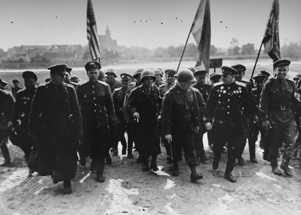 Fotos do encontro histórico no rio Elba entre tropas americanas e soviéticas, em 1945 14