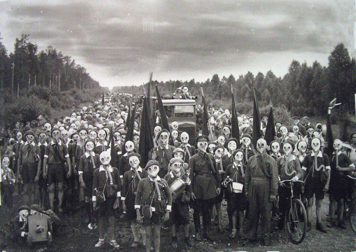 Escoteiros de Leningrado em uma simulação de ataque, em 1937