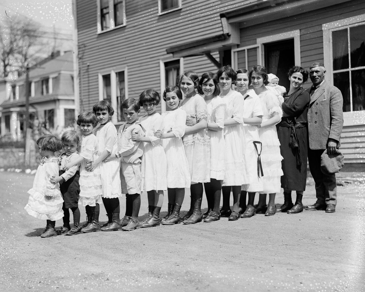 Como uma família com 13 filhos era empilhada em um carro em 1925 01