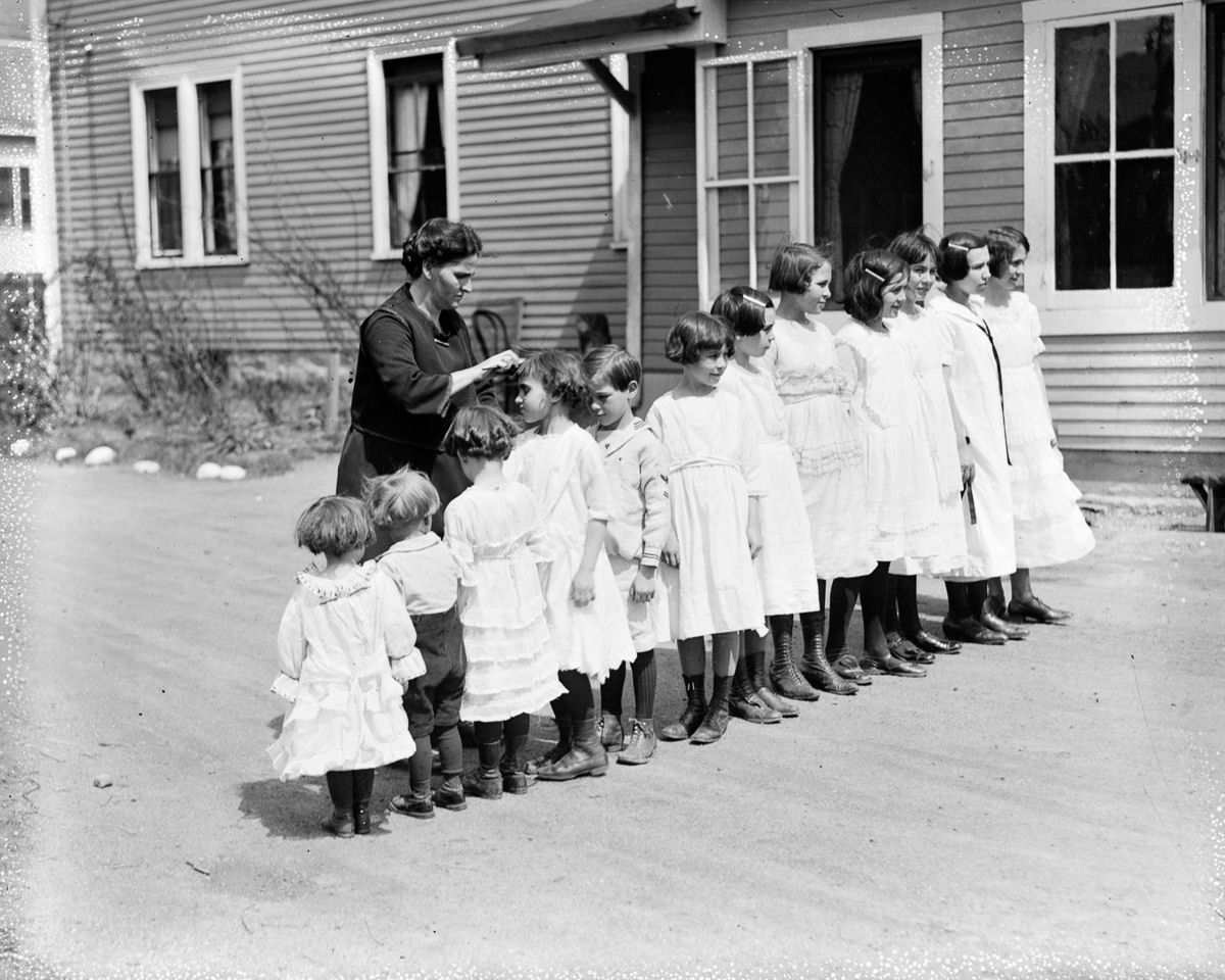 Como uma família com 13 filhos era empilhada em um carro em 1925 02