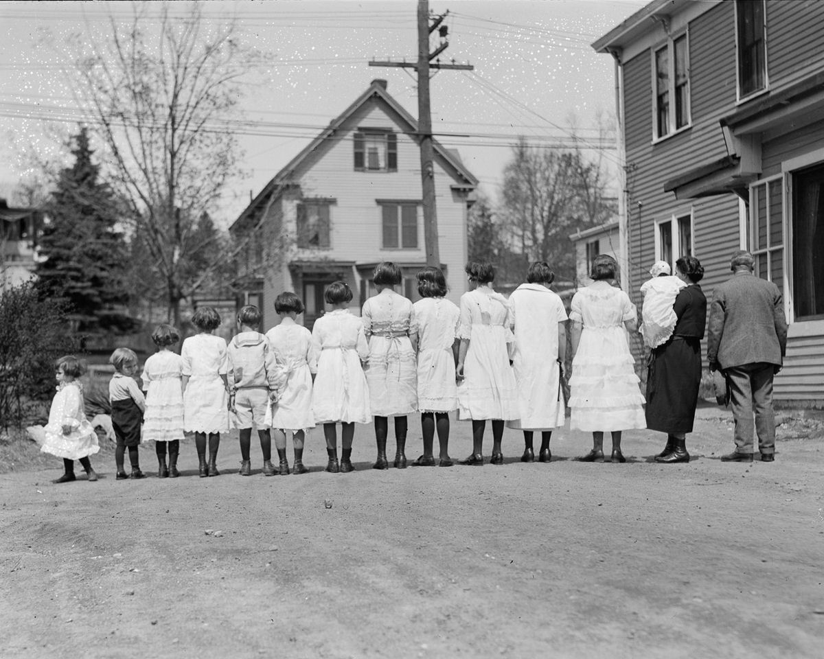 Como uma família com 13 filhos era empilhada em um carro em 1925 04