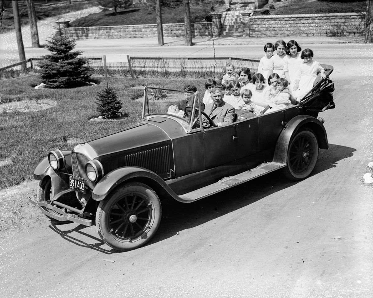 Como uma família com 13 filhos era empilhada em um carro em 1925 07