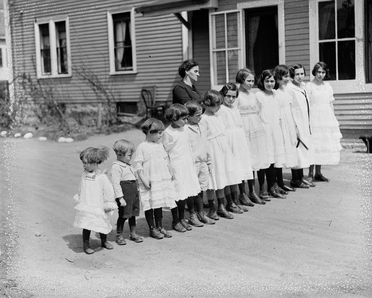 Como uma família com 13 filhos era empilhada em um carro em 1925 13