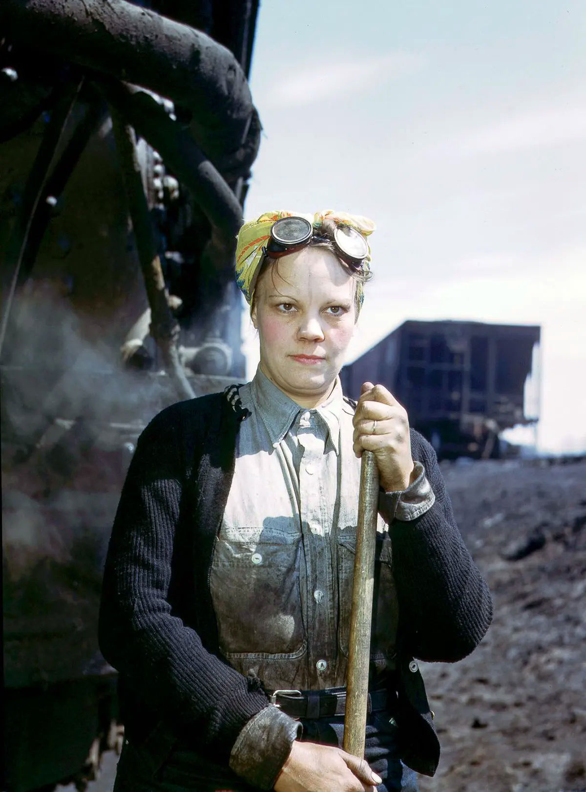 Incríveis fotos coloridas mostram trabalhadoras ferroviárias que mobilizaram o esforço de guerra em 1943 01