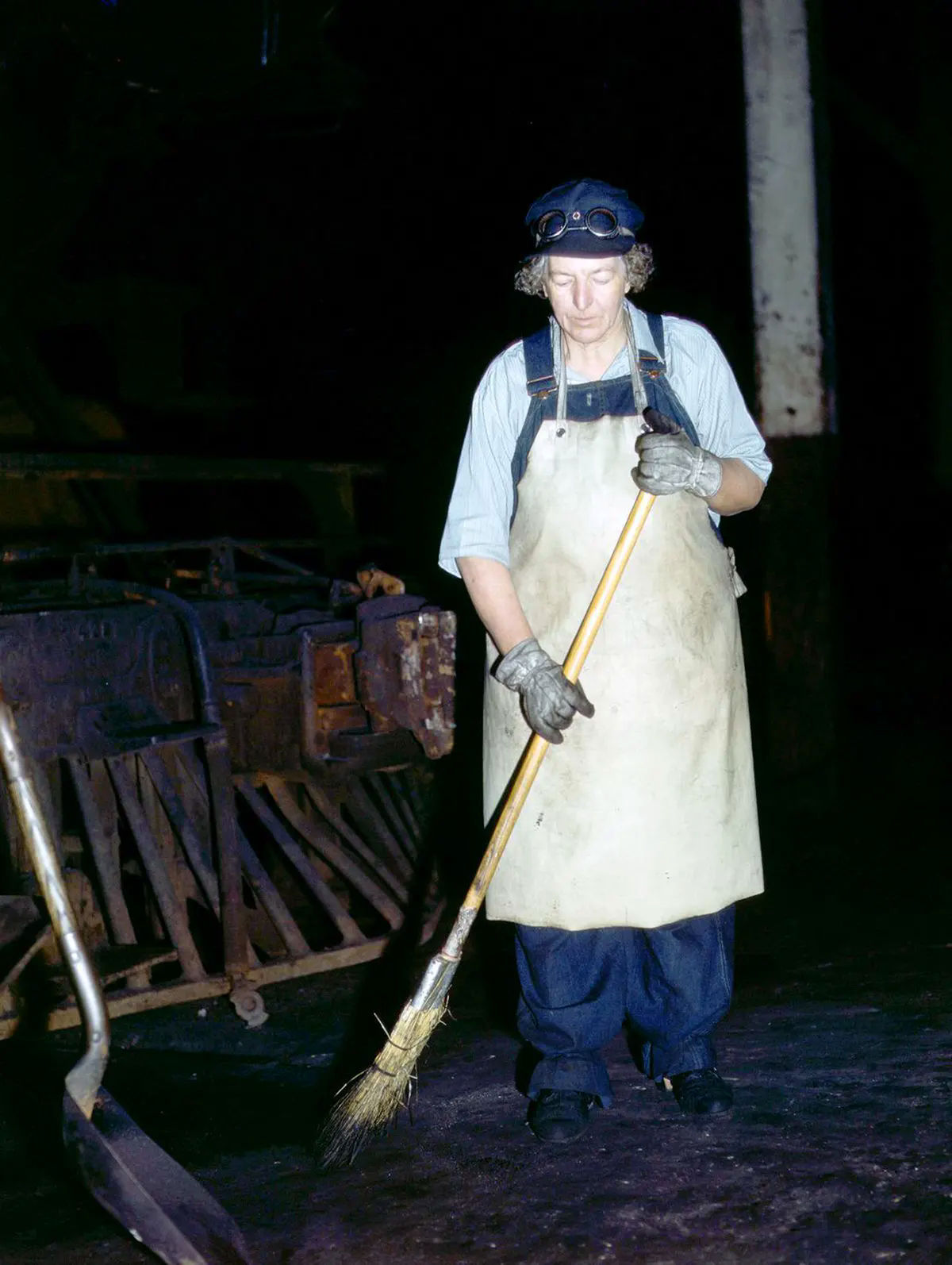 Incríveis fotos coloridas mostram trabalhadoras ferroviárias que mobilizaram o esforço de guerra em 1943 04
