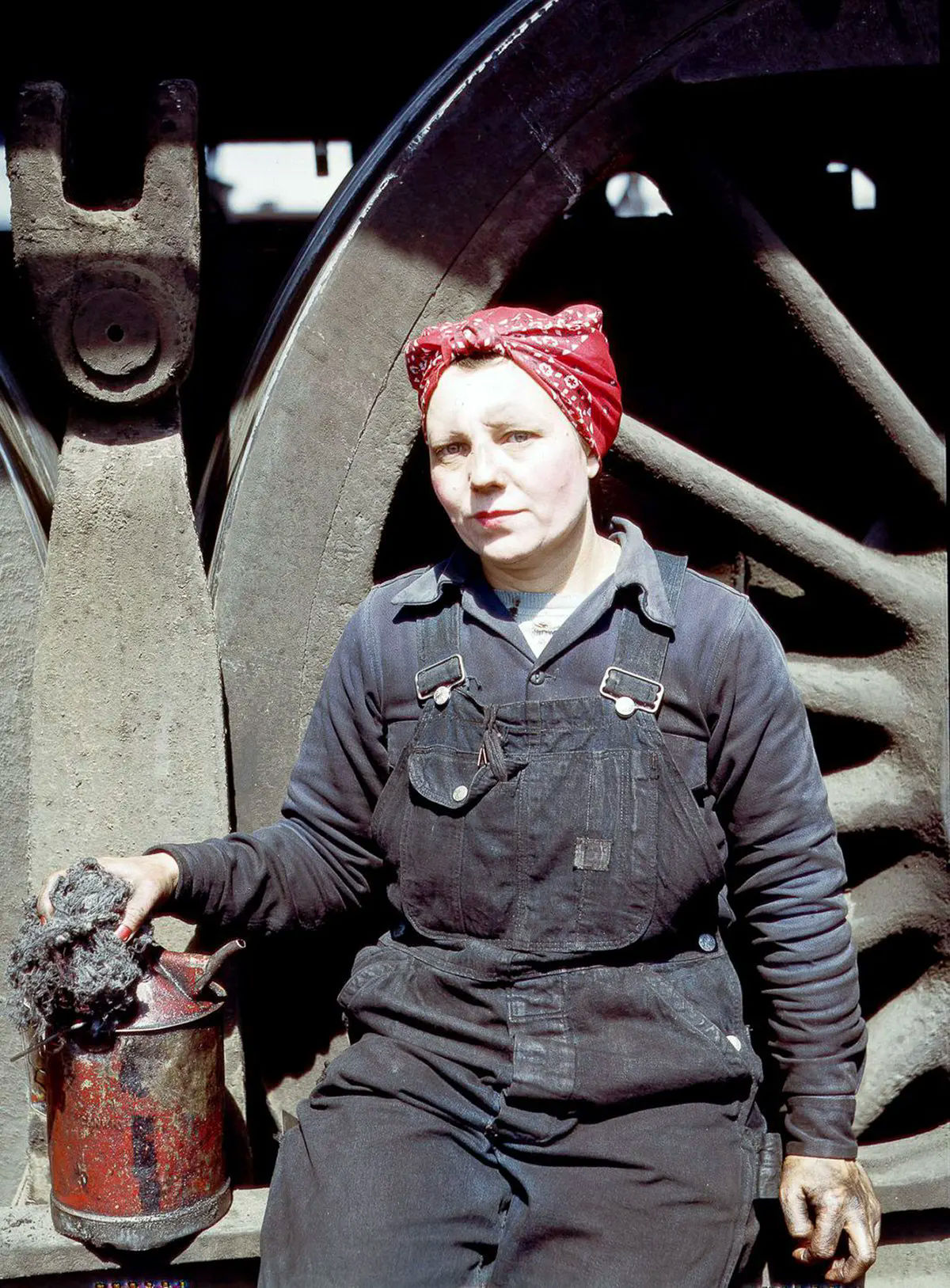 Incríveis fotos coloridas mostram trabalhadoras ferroviárias que mobilizaram o esforço de guerra em 1943 05