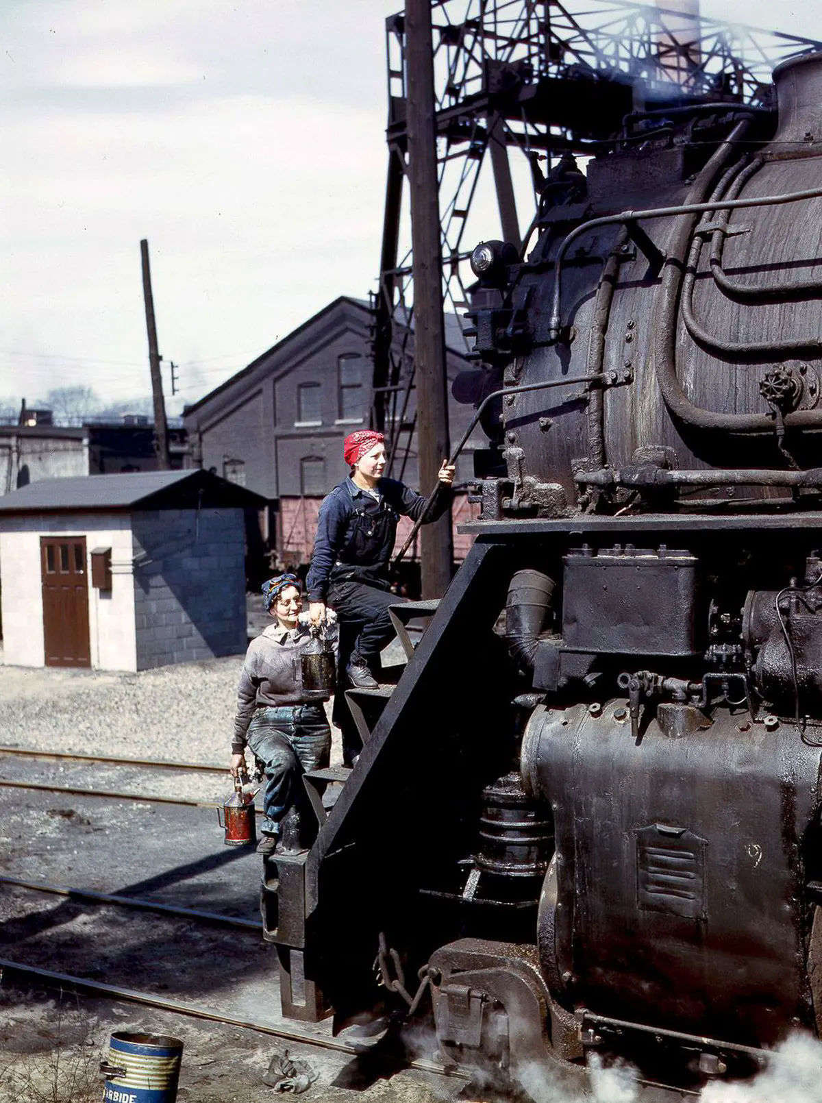 Incríveis fotos coloridas mostram trabalhadoras ferroviárias que mobilizaram o esforço de guerra em 1943 06