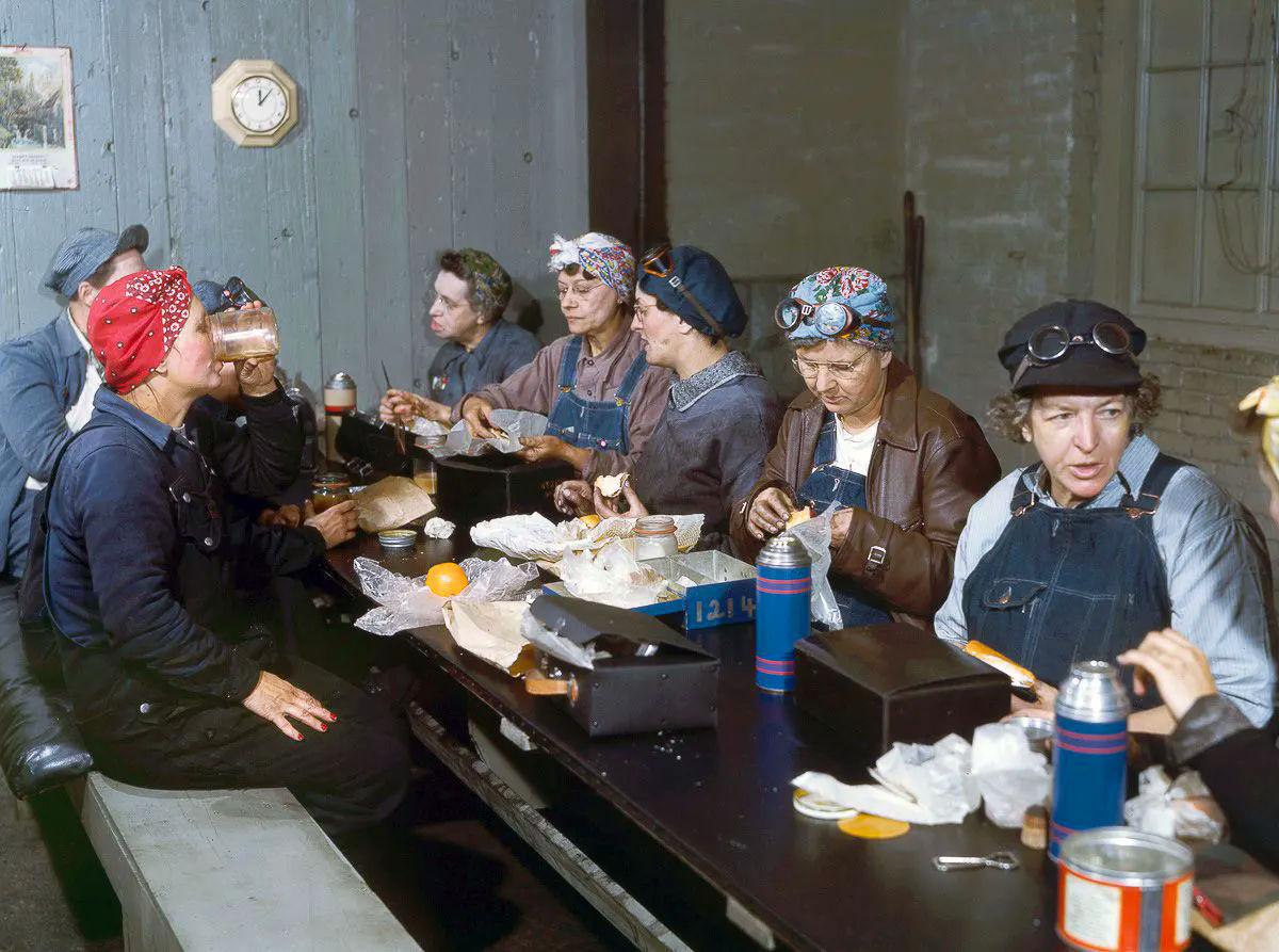 Incríveis fotos coloridas mostram trabalhadoras ferroviárias que mobilizaram o esforço de guerra em 1943 09