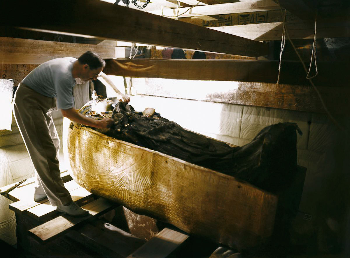 Impressionantes fotografias coloridas da descoberta da tumba de Tutancmon 19