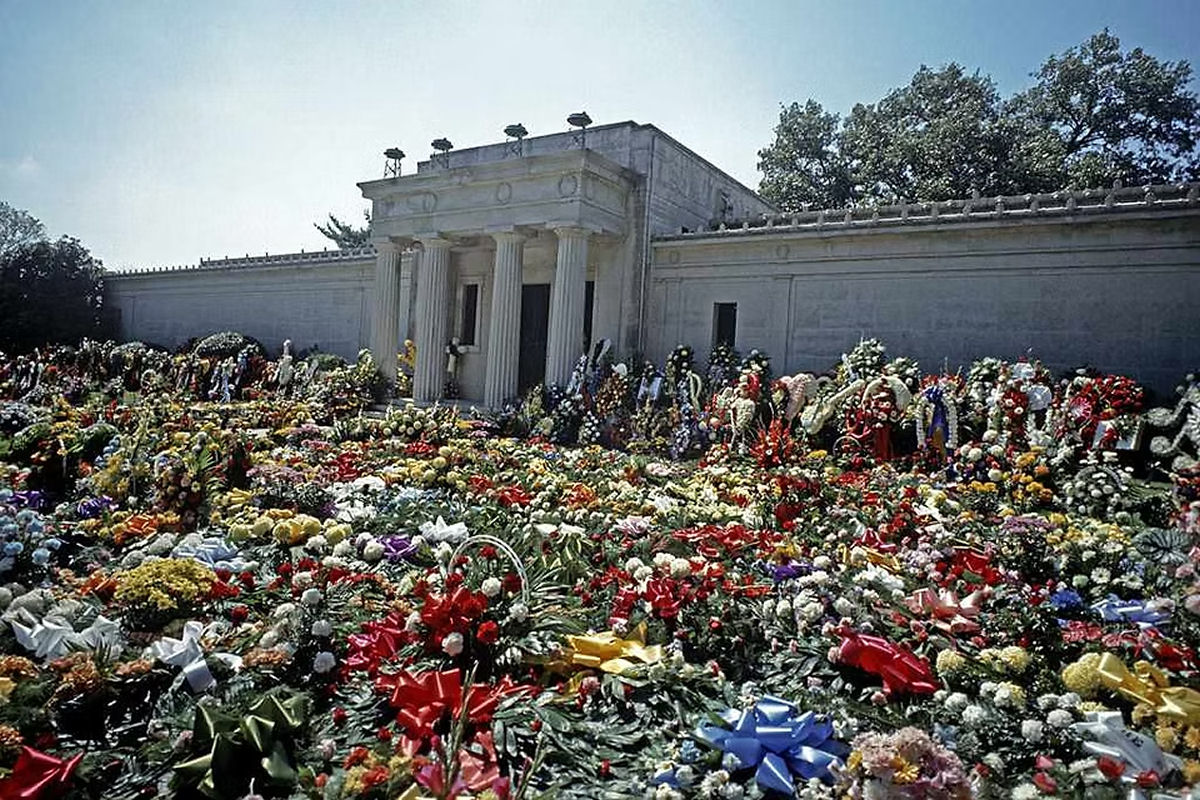 O funeral de Elvis Presley: a tentativa do roubo do cadáver sobre o qual ninguém fala