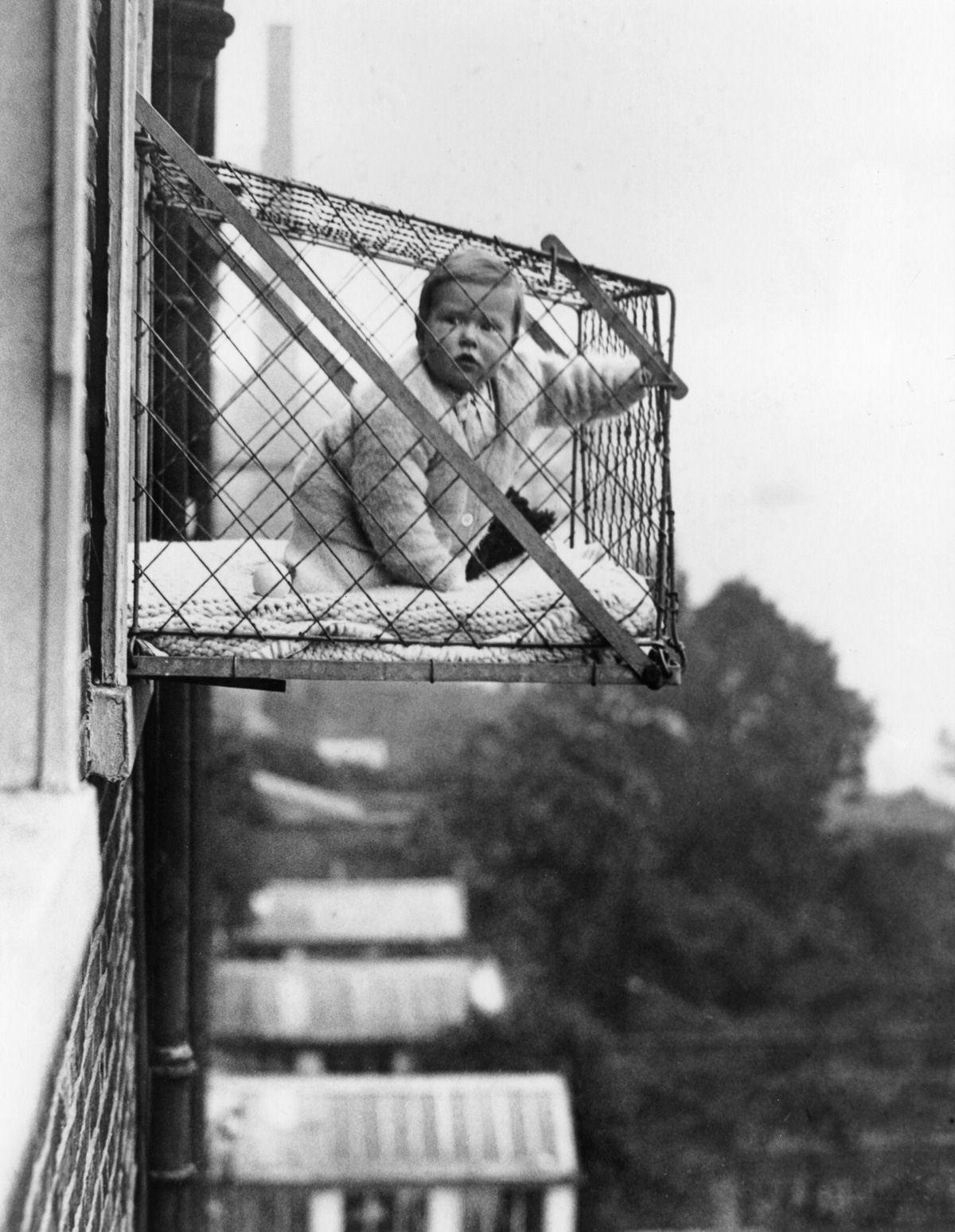 As bizarras gaiolas para bebês dos anos 1930 02
