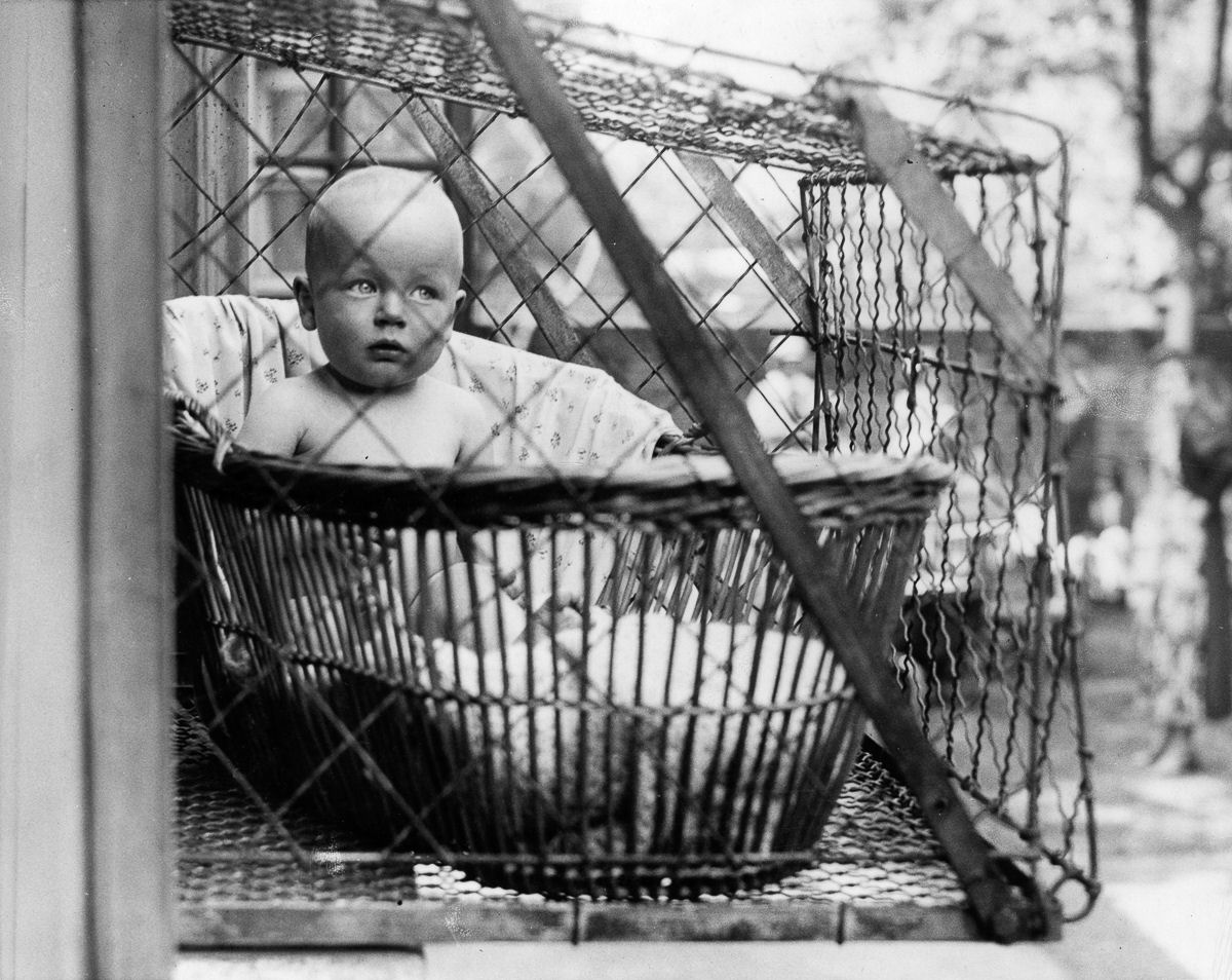 As bizarras gaiolas para bebês dos anos 1930 03