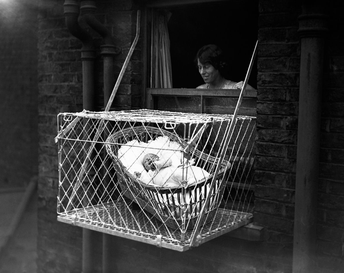 As bizarras gaiolas para bebês dos anos 1930 05