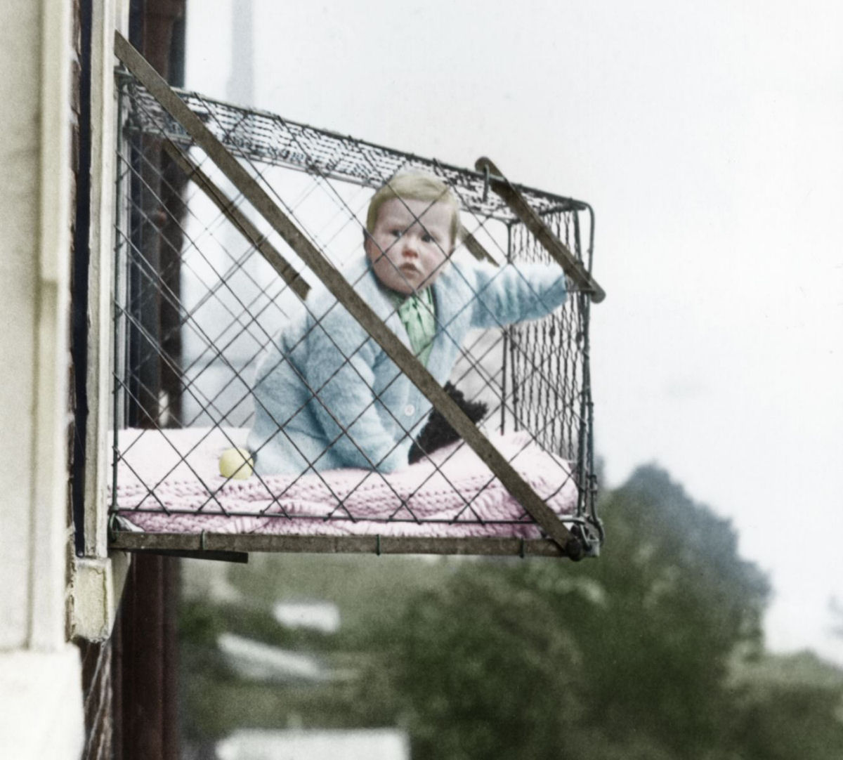 As bizarras gaiolas para bebês dos anos 1930 07