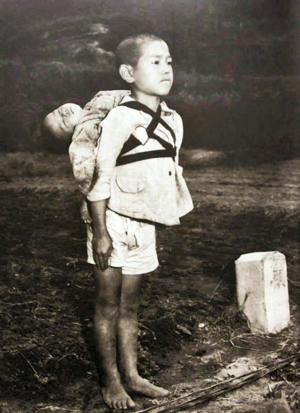 O menino japons com seu irmo s costas, a histria de uma fotografia