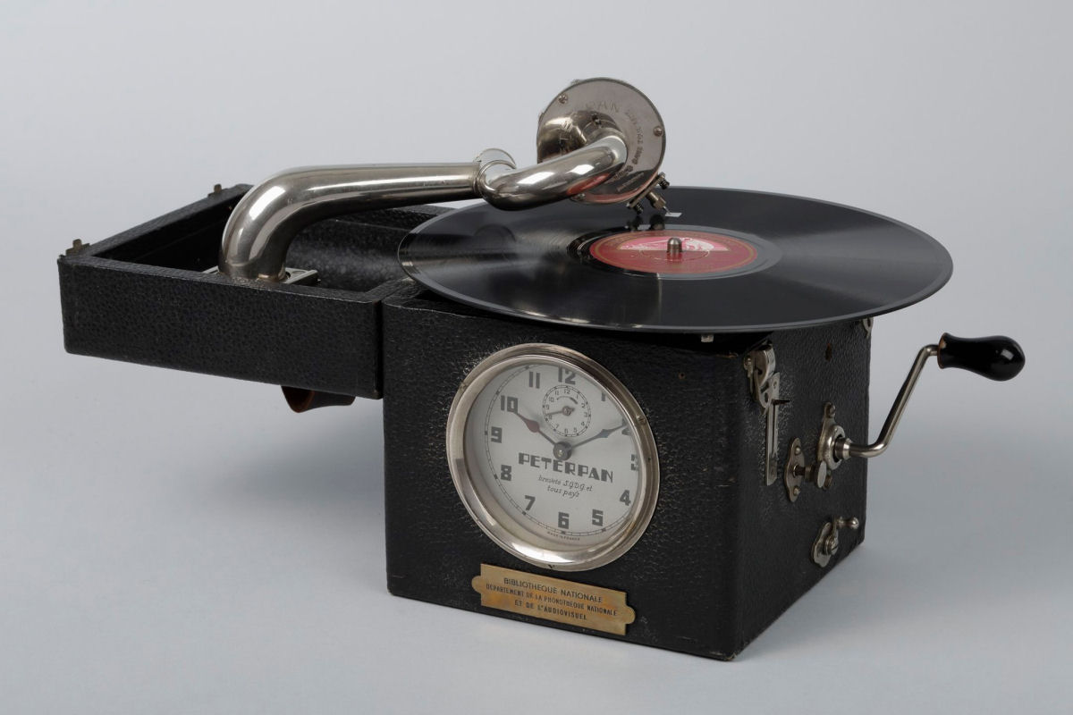 Gramofone-despertador dos anos 30 permitia que as pessoas comeassem o dia com seu disco favorito 01