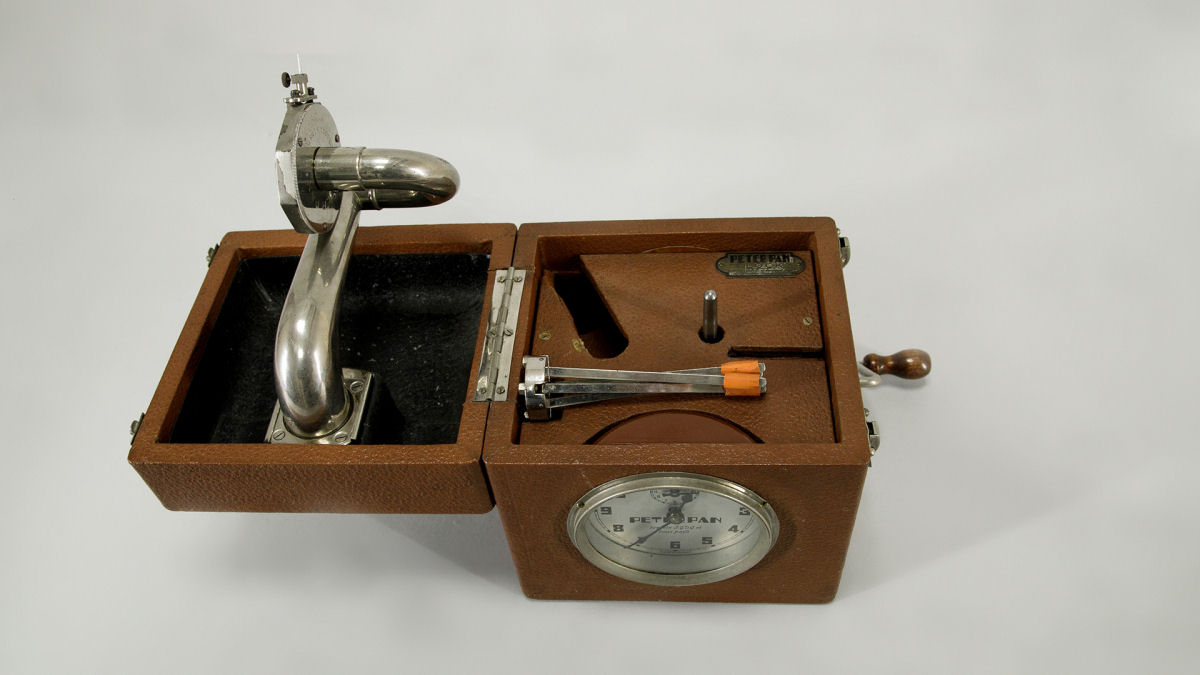 Gramofone-despertador dos anos 30 permitia que as pessoas comeassem o dia com seu disco favorito 05