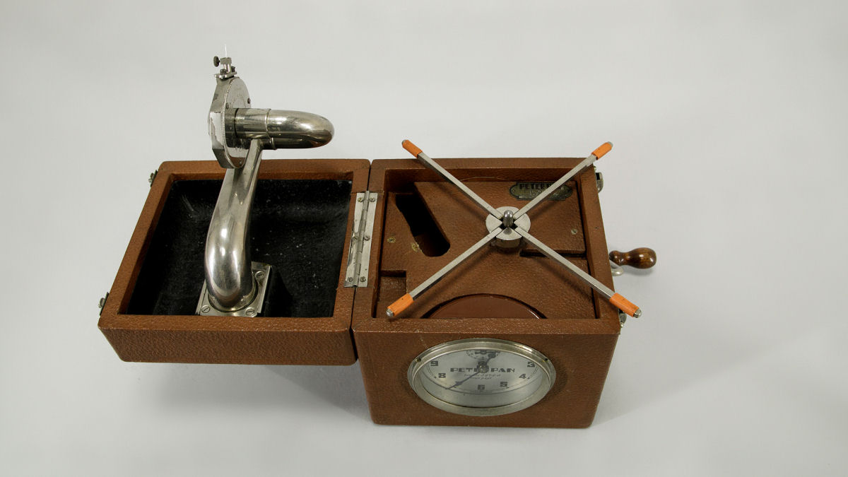 Gramofone-despertador dos anos 30 permitia que as pessoas comeassem o dia com seu disco favorito 07