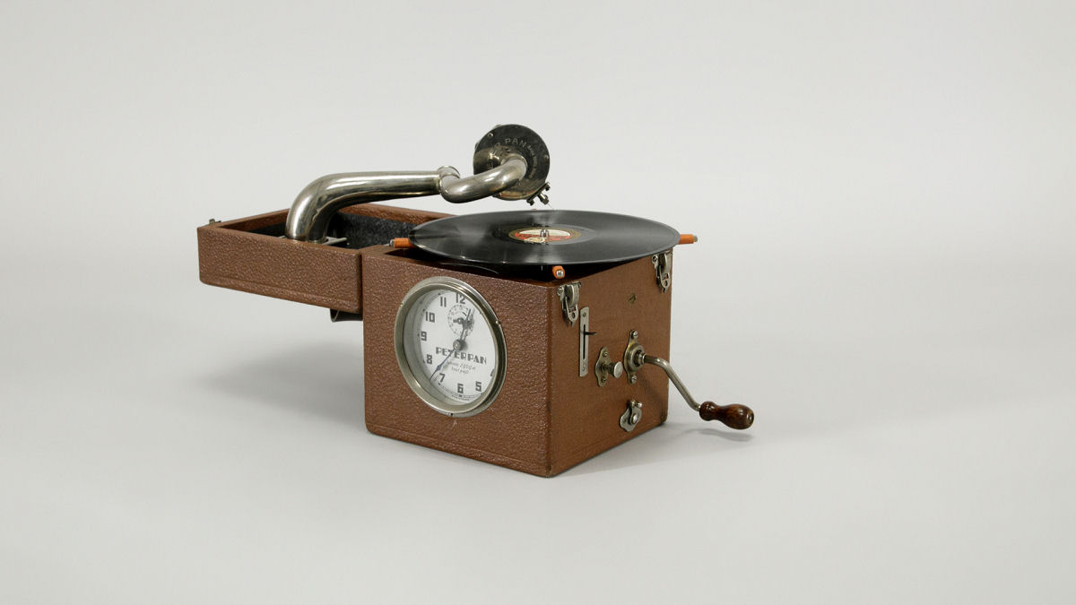 Gramofone-despertador dos anos 30 permitia que as pessoas comeassem o dia com seu disco favorito 09