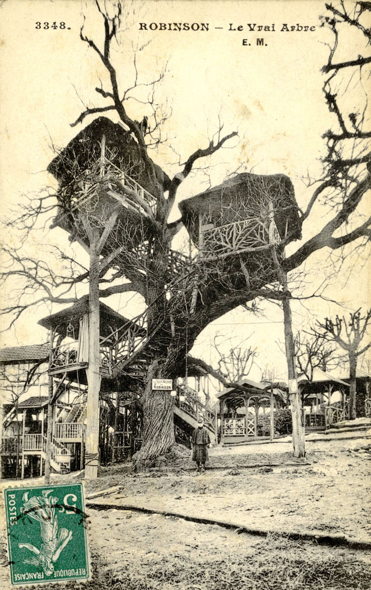 Em 1848, uma comuna francesa construiu um cabar na rvore com base na famlia sua Robinson
