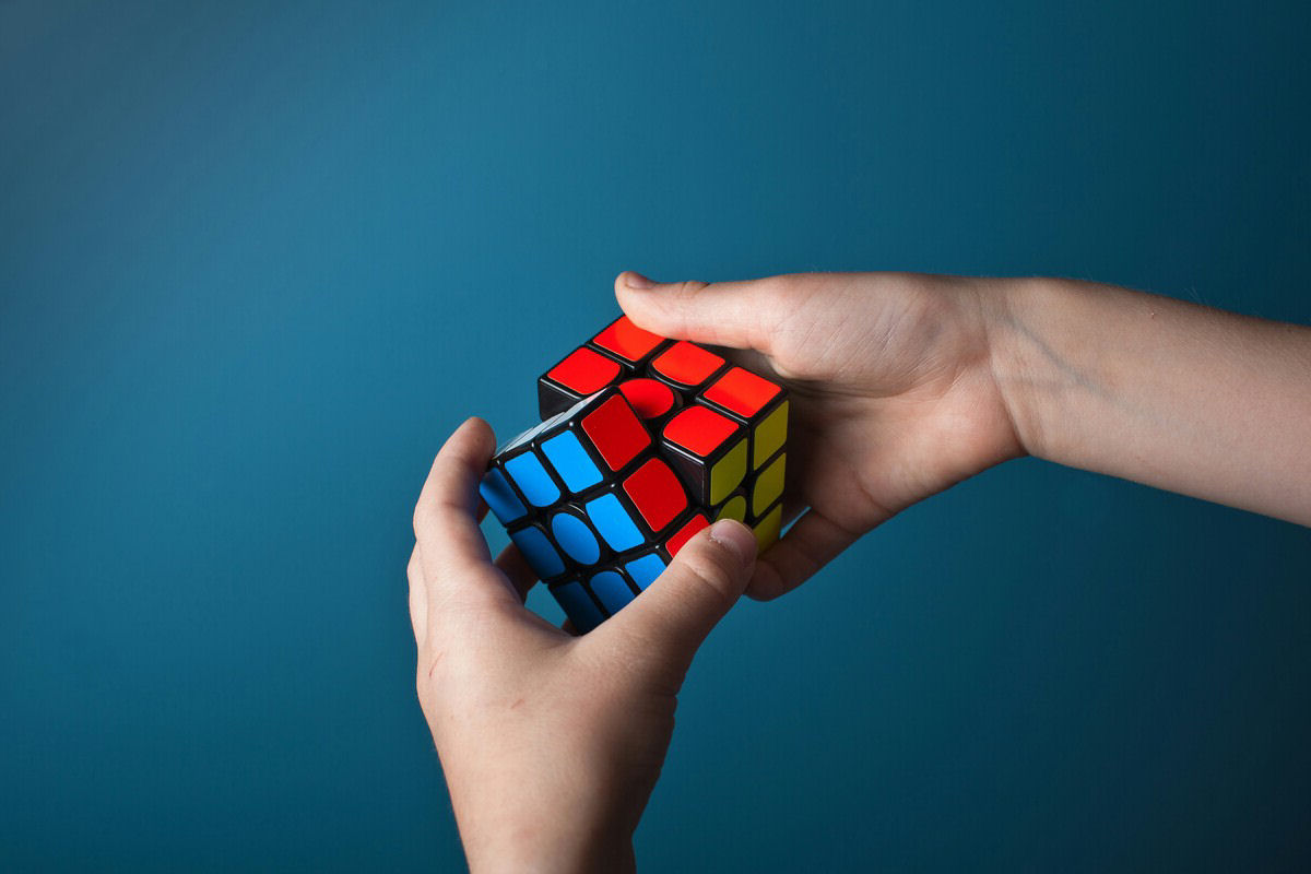 Há 50 anos, Erno Rubik queria ensinar arquitetura aos seus alunos e criou o quebra-cabeça mais famoso do mundo