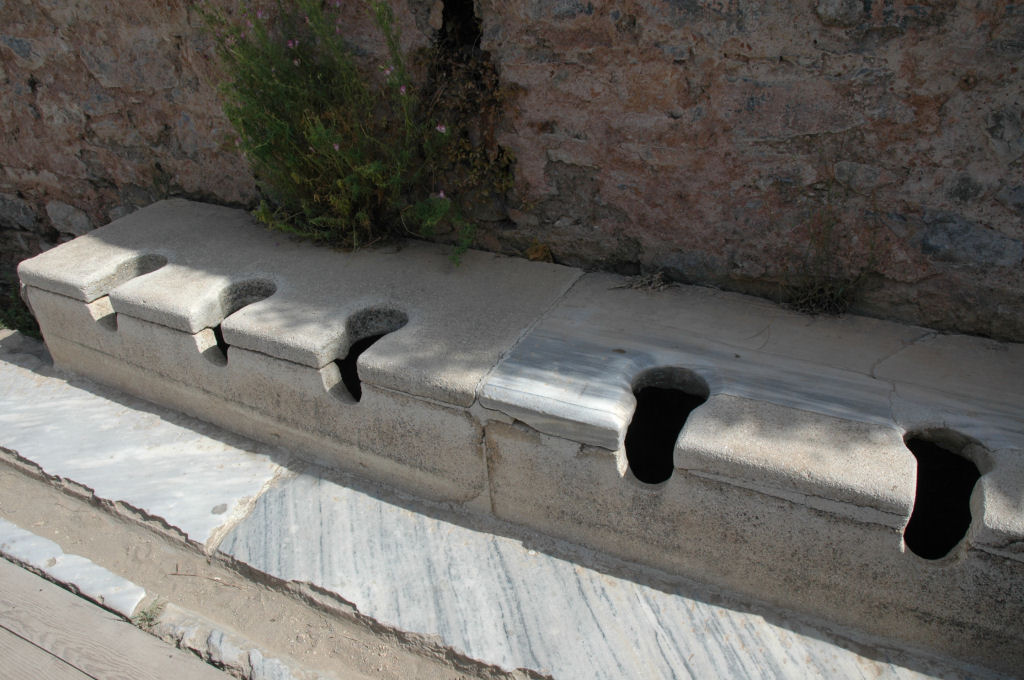 Os perigos de utilizar os banheiros públicos na antiga Roma