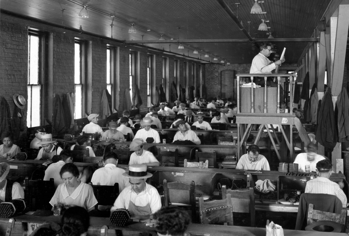 As fbricas de charutos cubanos tinham leitores para entreter os funcionrios