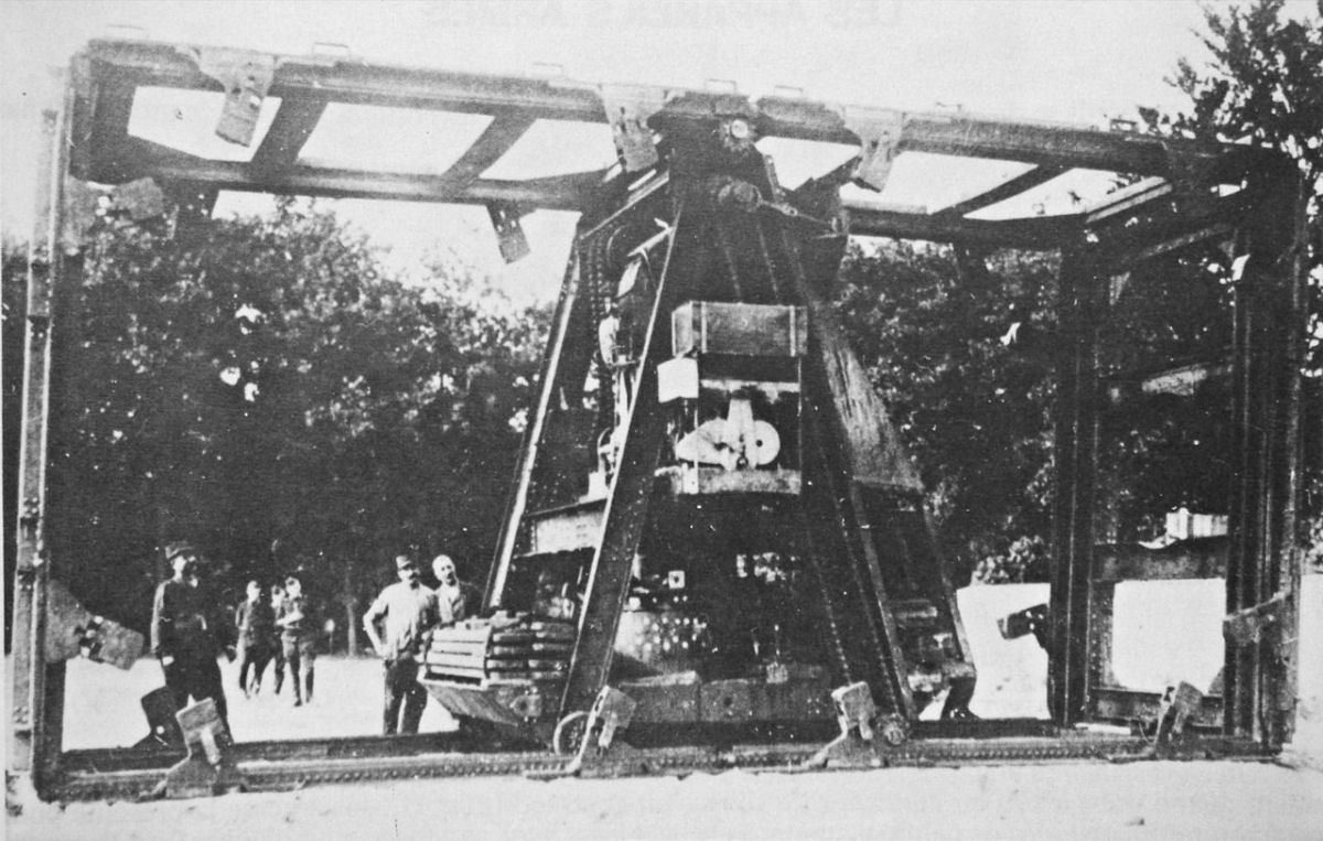 A mquina Boirault, construda em 1915,  considerada a av do tanque de guerra