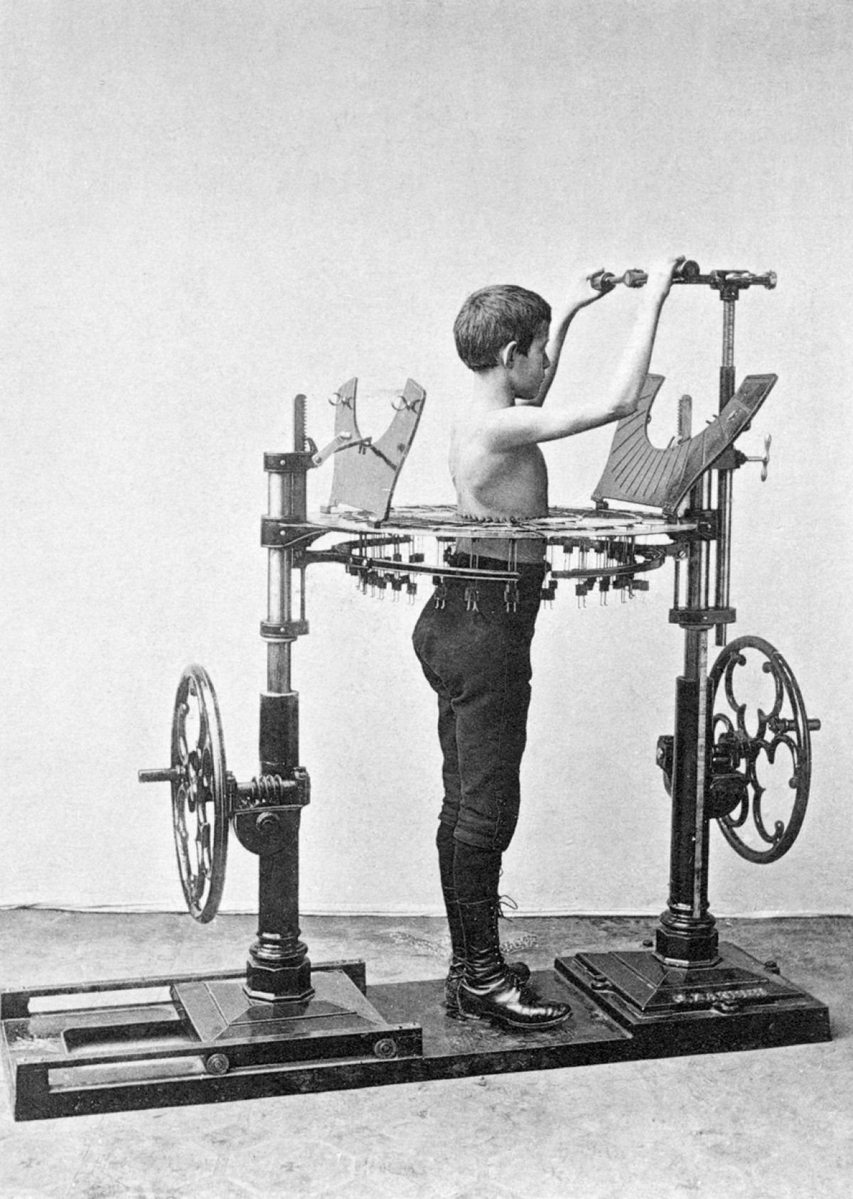 Suor e corset. Academia mecânica no século XIX 04