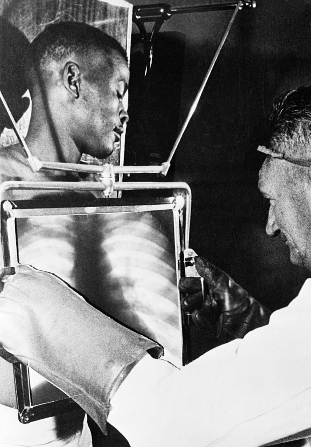 Mineiro sendo radiografado para verificao de diamante, em 1954