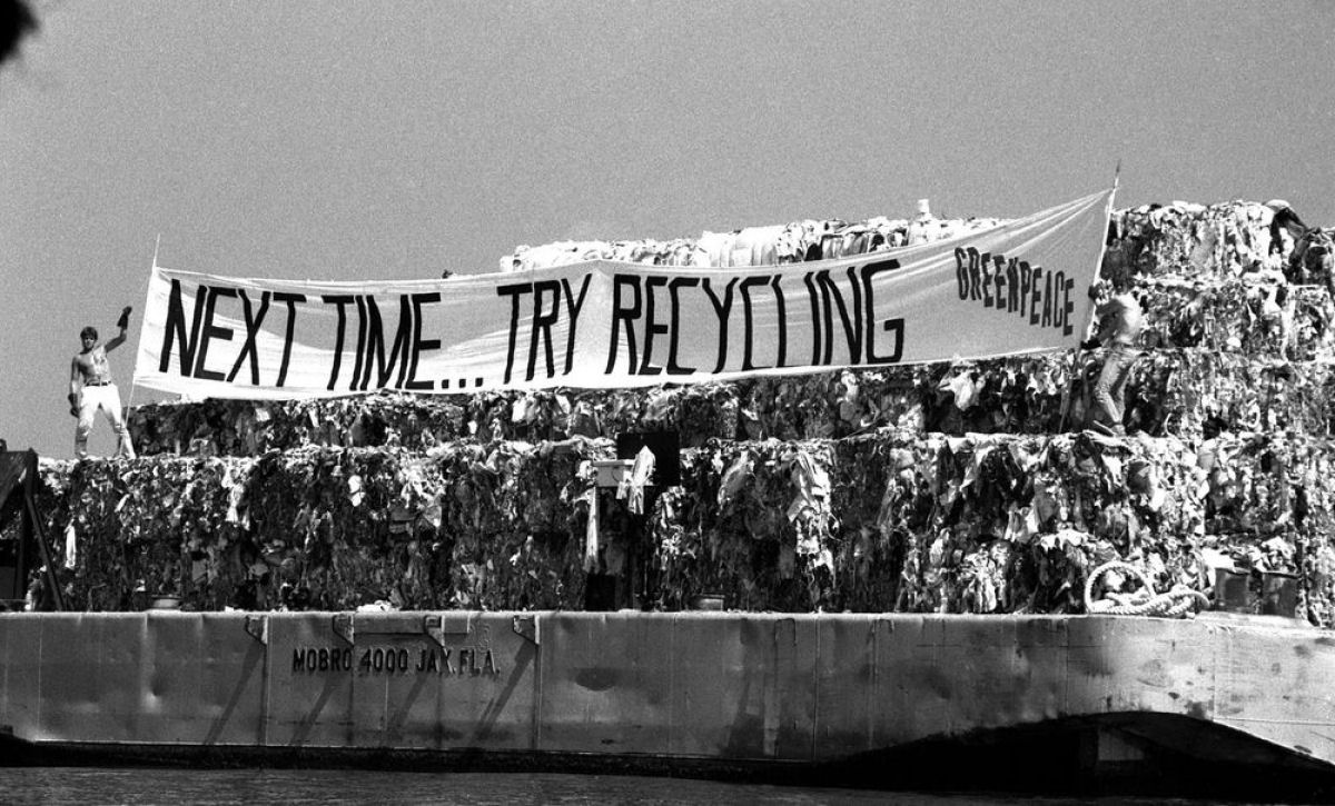 Mobro 4000, a histria da infame barcaa, que vagou por meses na costa americana, carregada de lixo txico