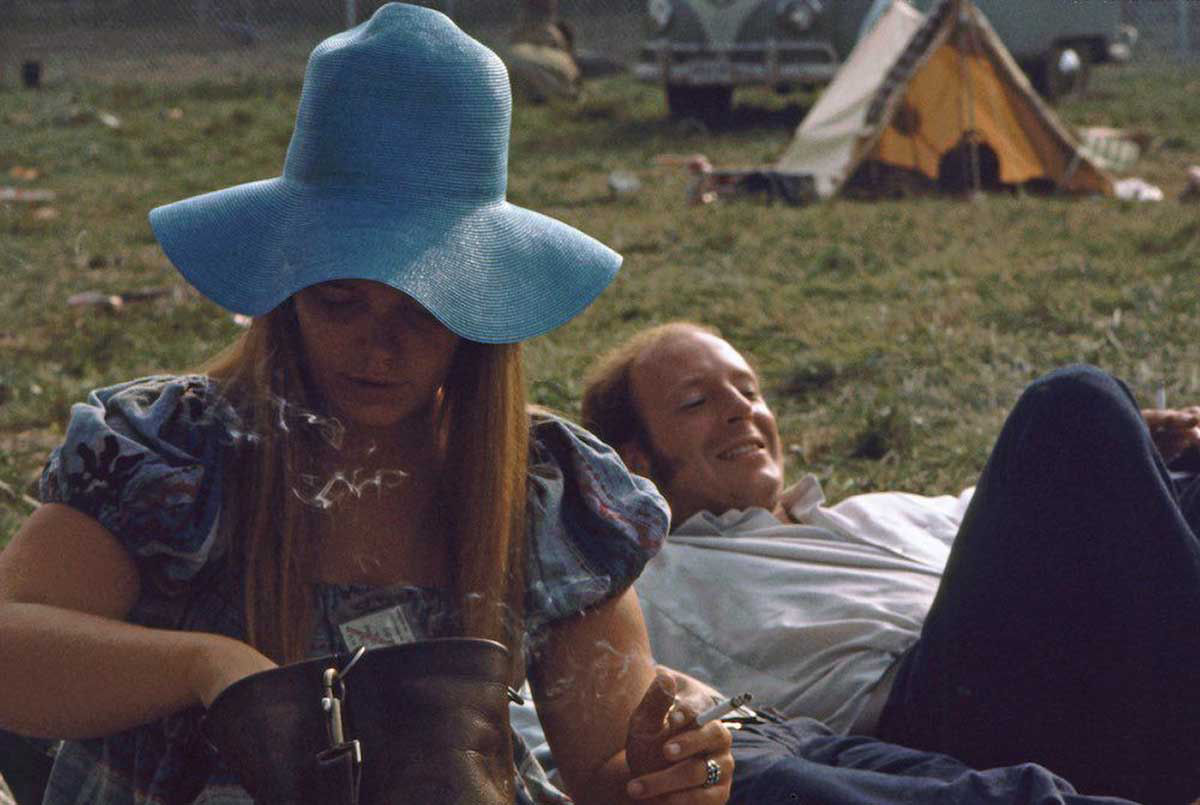 Fotos impressionantes retratam a moda rebelde de Woodstock em 1969 08