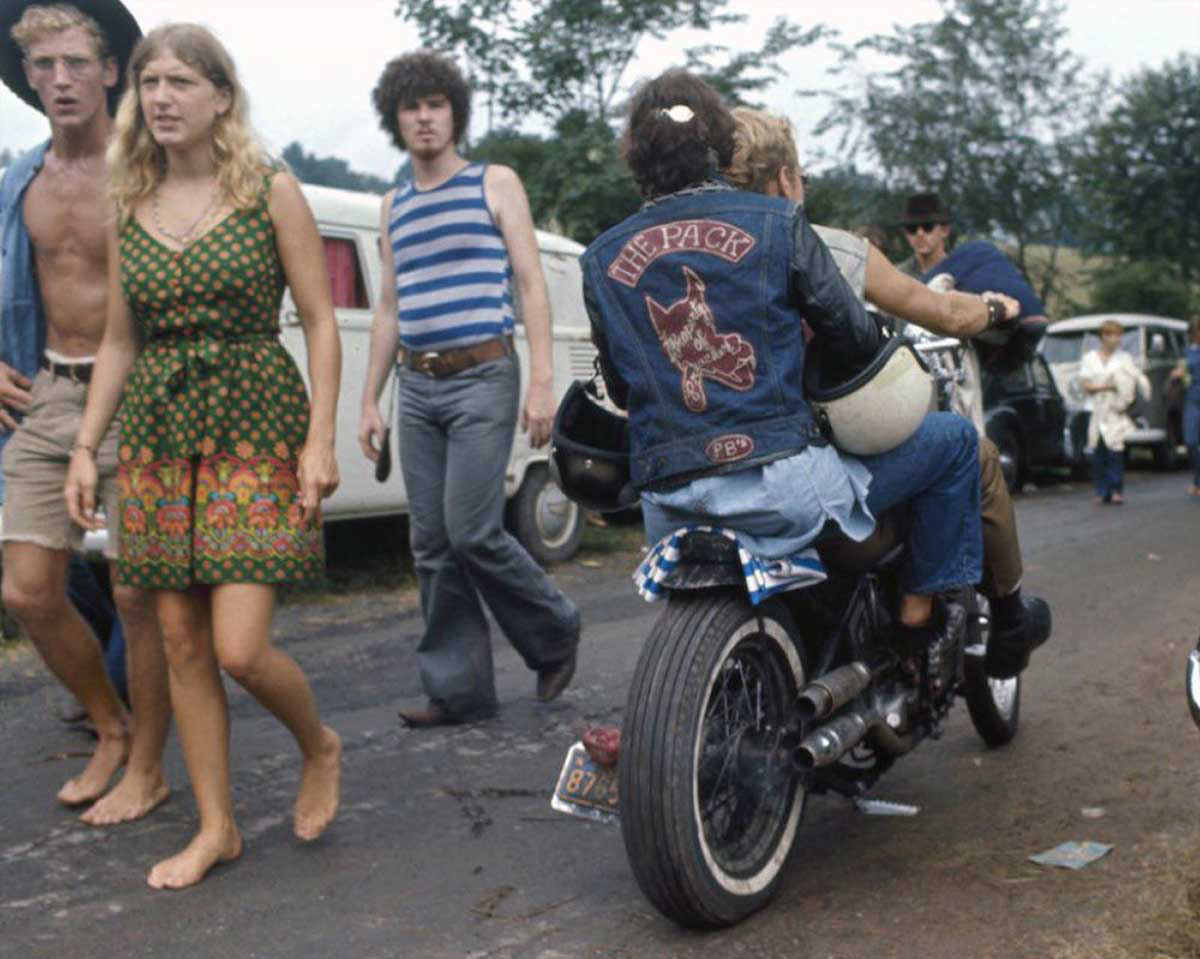 Fotos impressionantes retratam a moda rebelde de Woodstock em 1969 10