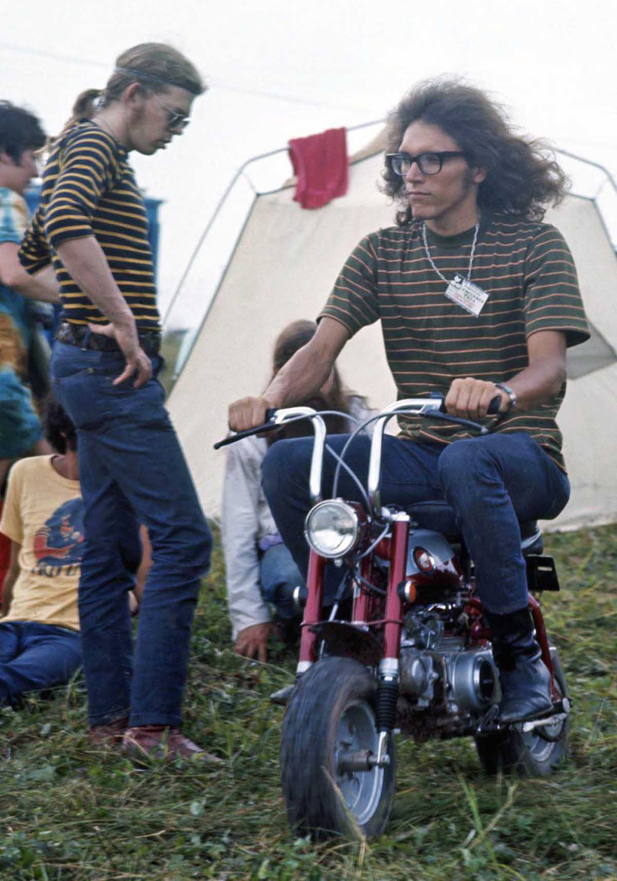 Fotos impressionantes retratam a moda rebelde de Woodstock em 1969 11