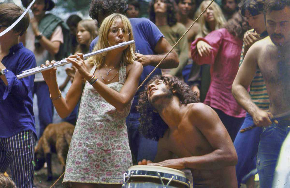 Fotos impressionantes retratam a moda rebelde de Woodstock em 1969 14