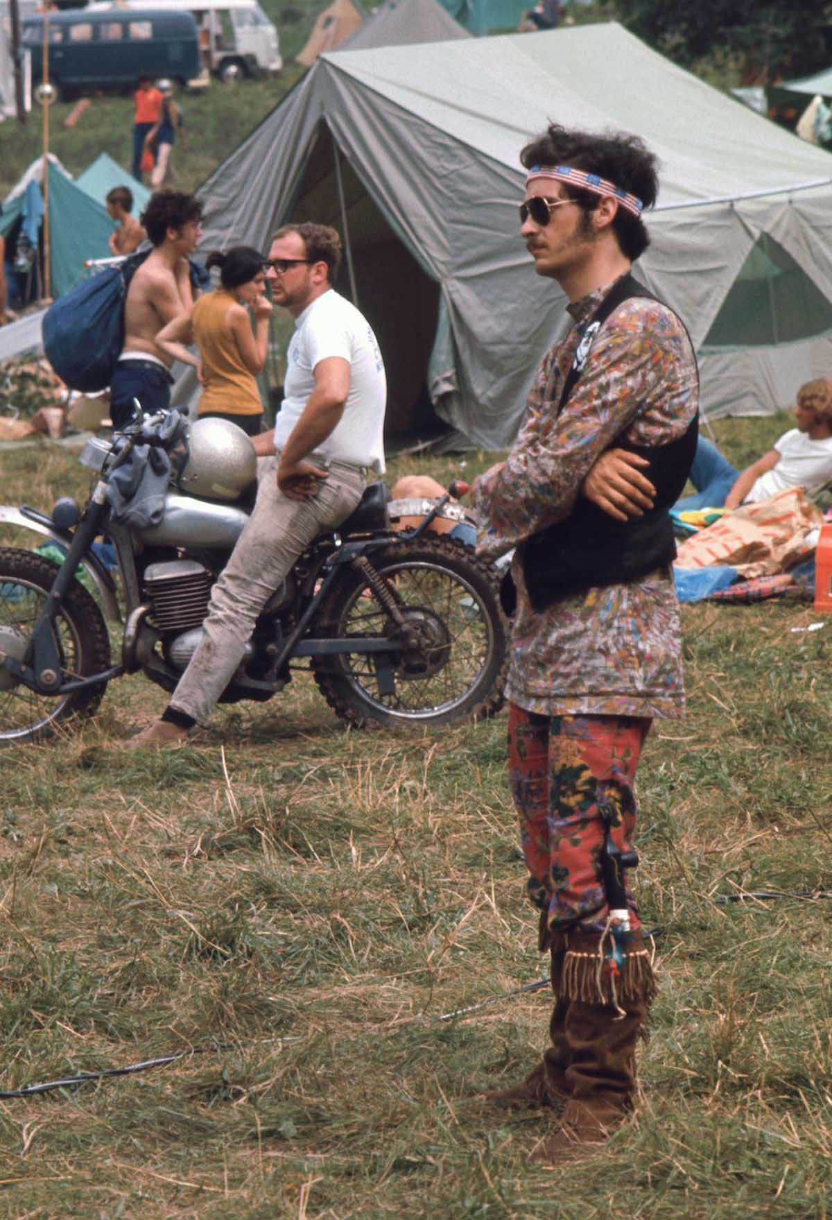Fotos impressionantes retratam a moda rebelde de Woodstock em 1969 15