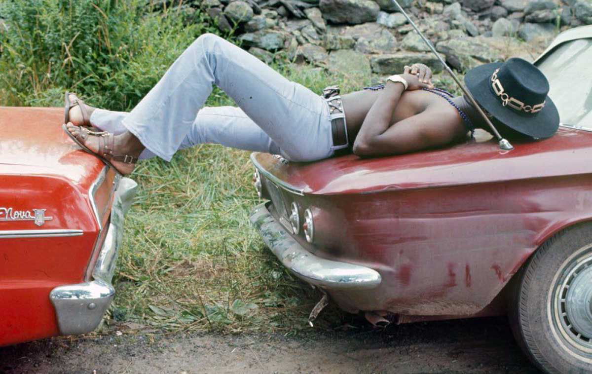 Fotos impressionantes retratam a moda rebelde de Woodstock em 1969 16