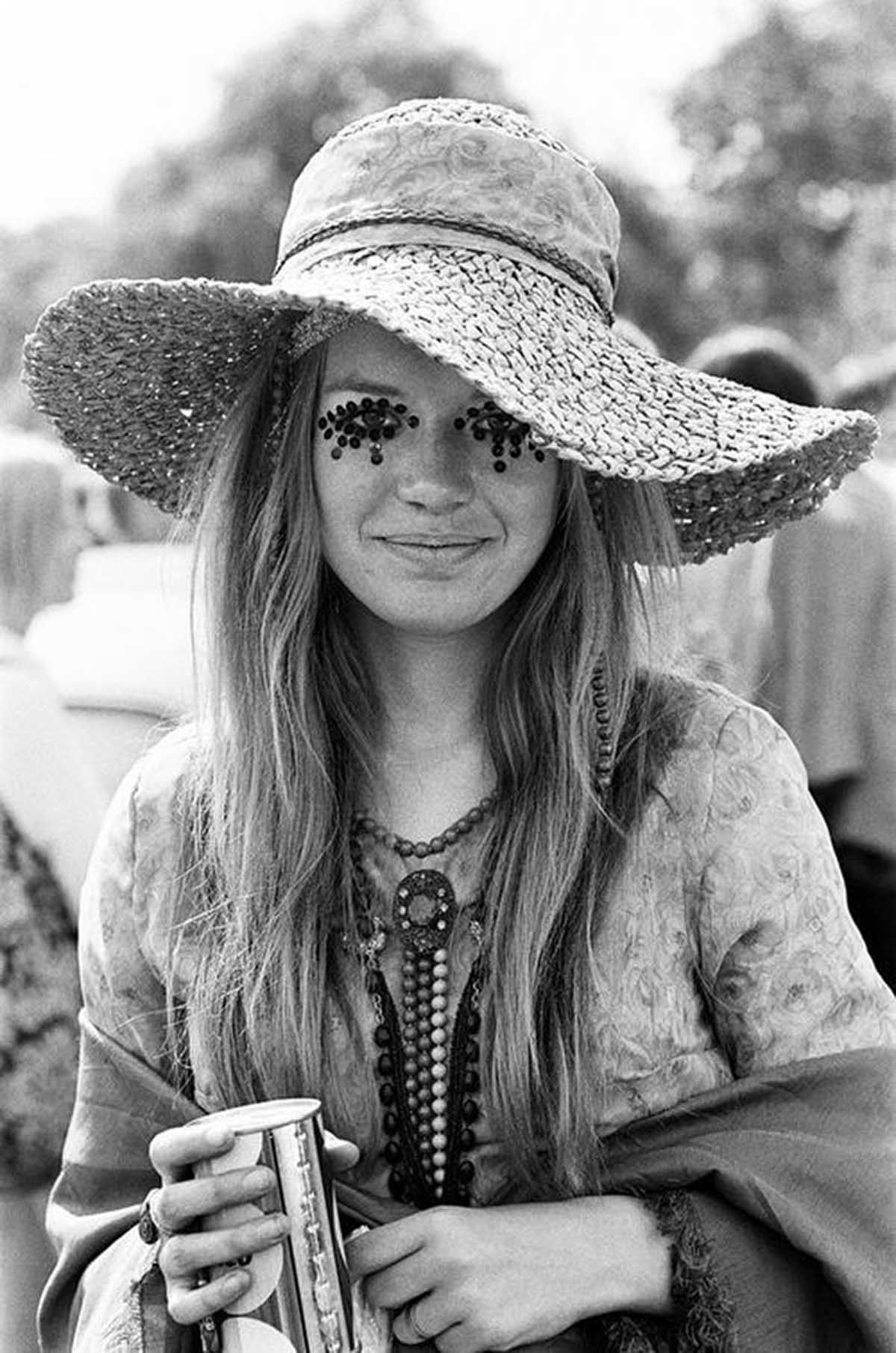 Fotos impressionantes retratam a moda rebelde de Woodstock em 1969 21
