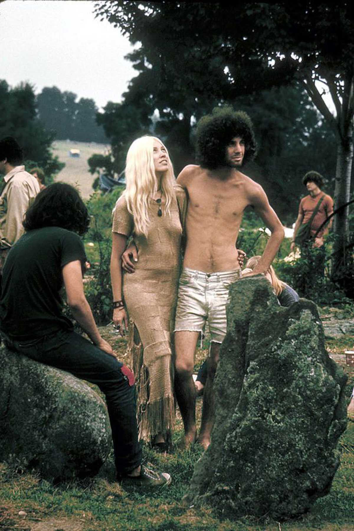 Fotos impressionantes retratam a moda rebelde de Woodstock em 1969 23