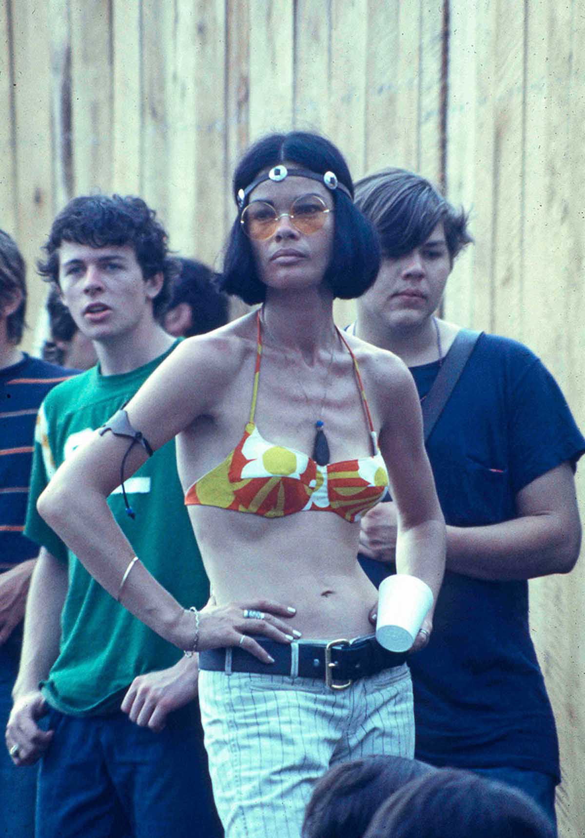 Fotos impressionantes retratam a moda rebelde de Woodstock em 1969 31